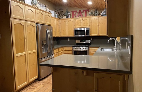Upper Moonridge House | Popular Hiking and Snow Play Cabin-Amazing Views-Friends&Family Gather Here, Spa
