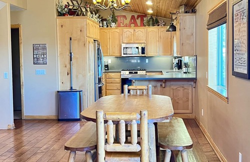 Upper Moonridge House | Popular Hiking and Snow Play Cabin-Amazing Views-Friends&Family Gather Here, Spa
