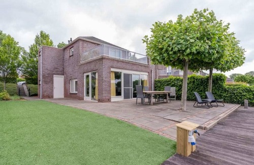Oude-Tonge House | Popular house for tenants, orderly, neat and complete. The house has a view of the lake, an ideal lo