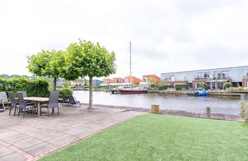 Oude-Tonge House | Popular house for tenants, orderly, neat and complete. The house has a view of the lake, an ideal lo