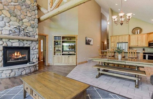 Nisswa House | Popular Interlachen Condo with Relaxing Creek Views & steps away from Gull Lake