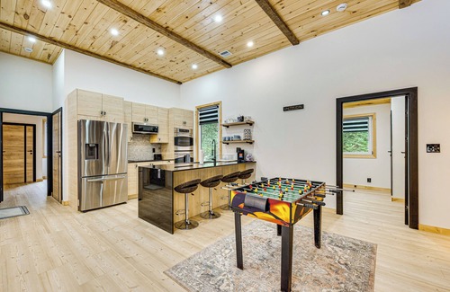 Thornton Cabin | Porch & 1-Acre Yard: White Mountains Hideaway