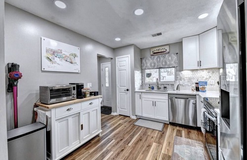 Alpharetta House | Porchlight Stay - Dine in downtown Alpharetta/shop at Avalon