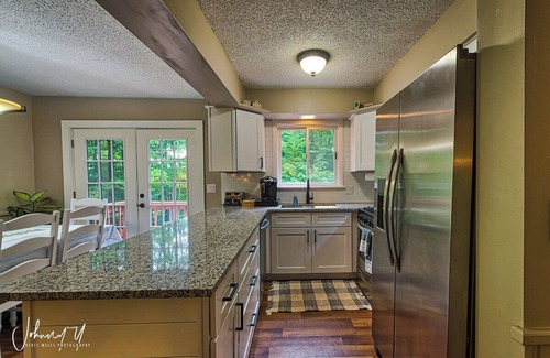 Michaywe House | Porcupine Lodge · Stunning Cabin - Arcade & Pickleball - sleeps 13
