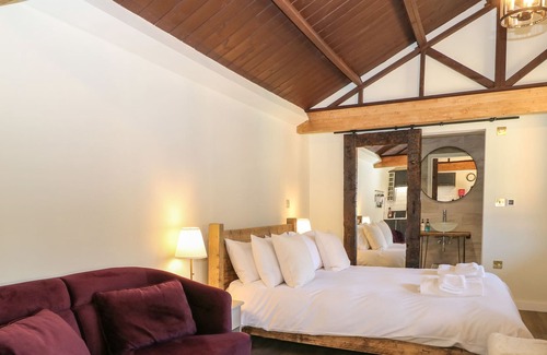 Aldermaston Wharf Apartment | PORRICK - NO. 2, pet friendly, with a garden in Goring-On-Thames