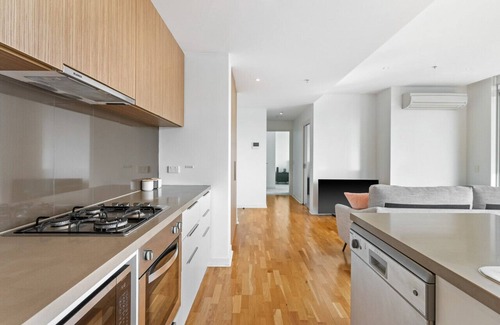 Port Melbourne Apartment | Port Melbourne and a glimpse of the sparkling bay - sleeps 4