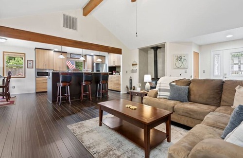 East Port Orchard House | Port Orchard Oasis Retreat w/Hot Tub & Game Room!