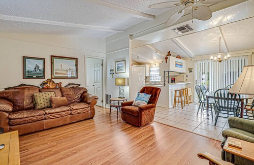 Palm Harbor House | Port Paradise | Snowbird-friendly house in Rockport with water views