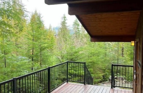 Port Renfrew Cabin | Port Place Cabin and Bunkhouse on an overlooking Bluff
