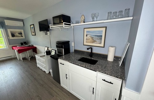 Wolfville Bed & Breakfast | Port Williams Room -KingBed, Patio, Downtown