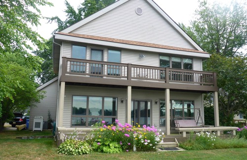 Pinckney House | Portage Lakefront - Great View & Location - 5 Bedrooms - 3 Baths - 2 Car Garage