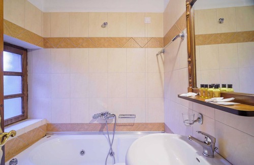 Portaria Bed & Breakfast | Portaria Pool Getaway - Palladio Jacuzzi Delight