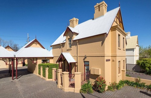 Albury House | Porters Cottage Classic