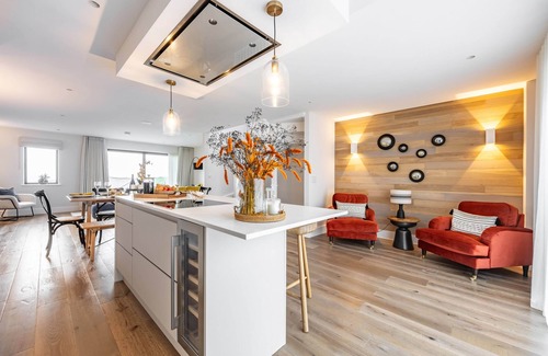 Porth Cottage | PORTH BEACH VILLA, pet friendly, luxury holiday cottage in Newquay