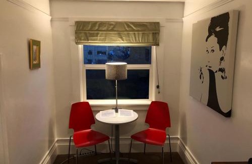 Nob Hill House | Portland International Guesthouse