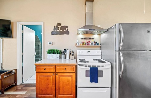 Woodstock House | Portland Urban Lodge | Quiet | Walkable | Near