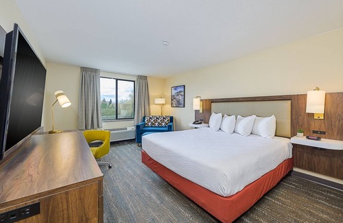 East Columbia Hotel | Portlander Inn and Marketplace