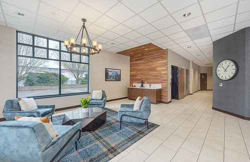 East Columbia Hotel | Portlander Inn and Marketplace