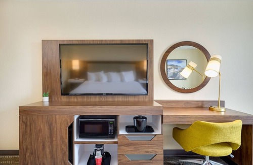 East Columbia Hotel | Portlander Inn and Marketplace