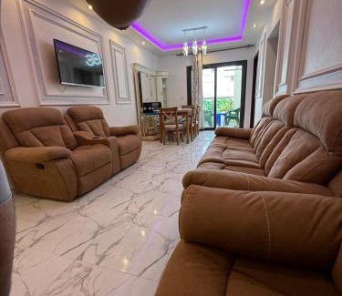 Al-Manasrah Apartment | Porto Said بورتوسعيد شاليه ثلاث حجرات وثلاثة حمام وصاله مكيف بالكامل وبلكونه وانترنت عدد 7 أسره