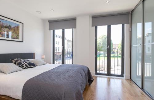 Golborne Apartment | Portobello Apt with Floor-to-Ceiling Views