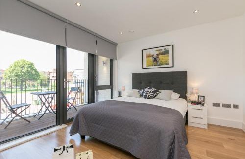 Golborne Apartment | Portobello Apt with Floor-to-Ceiling Views