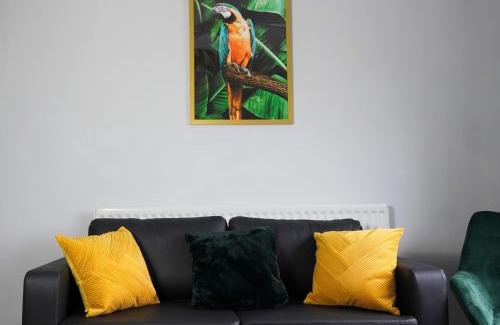 Willenhall House | Portobello House - Four Bedroom House perfect for CONTRACTORS - Sleeps 6 - FREE parking