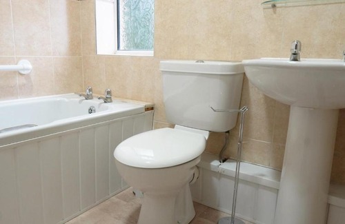 Willenhall House | Portobello House - Four Bedroom House perfect for CONTRACTORS - Sleeps 6 - FREE parking