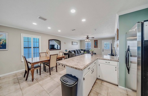El Centro Beach House | Poseidon’s Paradise Beach House.nBeach, Pools, Art, Sleeps 6, 1000 sq ft.
