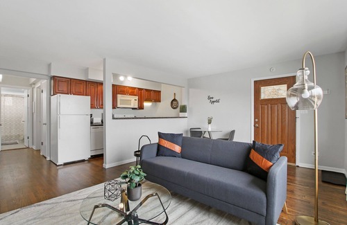Arlington Heights Condo | Posh 1BR Apartment in Arlington Heights