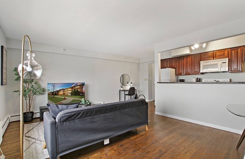 Arlington Heights Condo | Posh 1BR Apartment in Arlington Heights