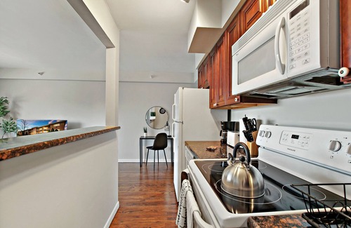 Arlington Heights Condo | Posh 1BR Apartment in Arlington Heights