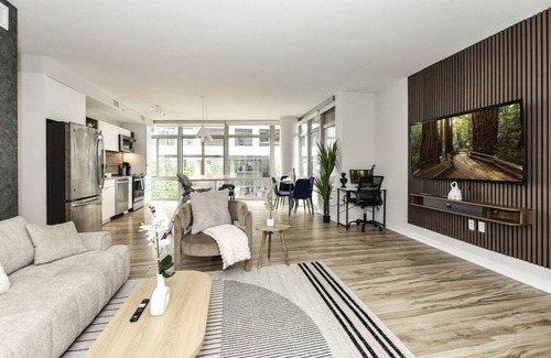 Crystal City Apartment | Posh 2BR Retreat | Gym, Prkng & Scenic Rooftop