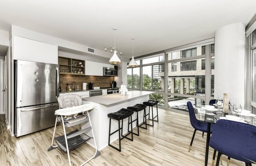 Crystal City Apartment | Posh 2BR Retreat | Gym, Prkng & Scenic Rooftop