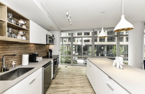 Crystal City Apartment | Posh 2BR Retreat | Gym, Prkng & Scenic Rooftop