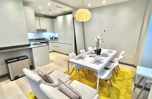 City of Westminster Apartment | Posh 3-Bed, 3-Bath flat with Patio & Indoor Fireplace in Marylebone, Hyde Park