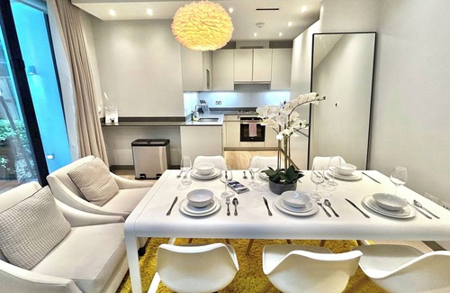 City of Westminster Apartment | Posh 3-Bed, 3-Bath flat with Patio & Indoor Fireplace in Marylebone, Hyde Park