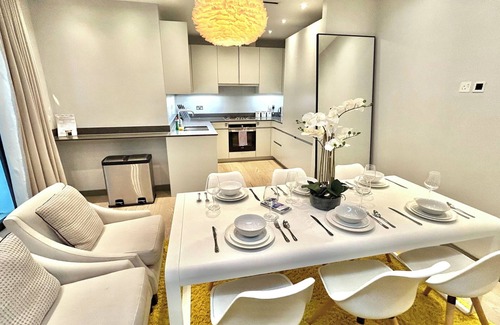 City of Westminster Apartment | Posh 3-Bed, 3-Bath flat with Patio & Indoor Fireplace in Marylebone, Hyde Park