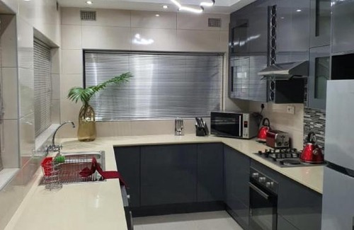 Bulawayo Apartment | Posh 3 bedroomed guesthouse in Hillside with pool - 2039