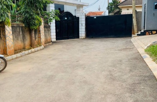 Kireka House | Posh Condo Near Metroplex Mall,Wifi,Dstv,Netflix