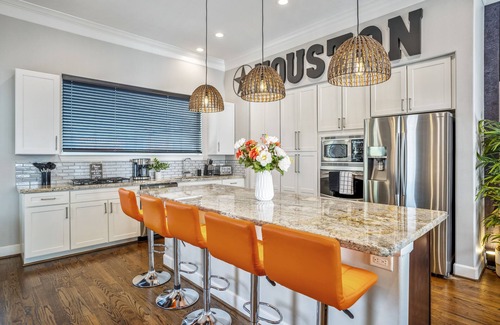 Midtown House | Posh Dtwn/Midtown Home Stunning Roof-Top Terrace -Sleeps 16 -4 bedrooms 3.5 bath