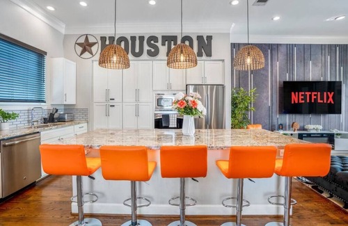 Midtown House | Posh Dtwn Midtown Home w Stunning Roof-topterrace
