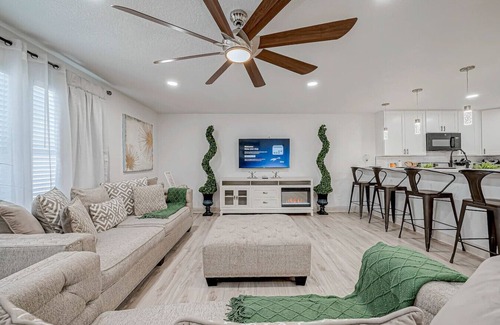 Humble House | Posh Houston/IAH Escape: Parking|7 Beds|Sleeps 14|