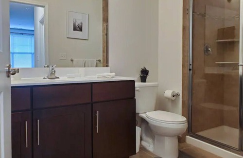 Hillsborough Apartment | Posh large 2 bedroom with den ( with two twin beds) 2 bathroom, Somerset County