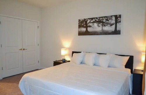 Hillsborough Apartment | Posh large 2 bedroom with den ( with two twin beds) 2 bathroom, Somerset County