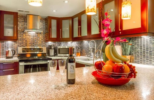 Waikiki Condo | Posh & Lavish . 2 ADJOINING SUITES . Direct Ocean Views