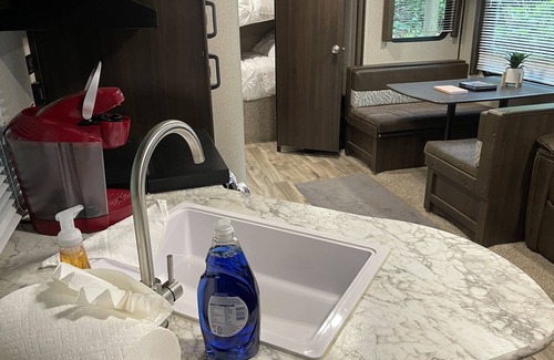Jonesville House | Posh Mountain Camping w/120" Screen Theater ·Hot-Tub · Firepit · Hiking Trails
