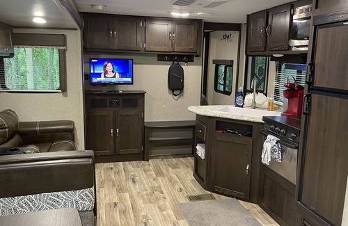 Jonesville House | Posh Mountain Camping w/120" Screen Theater ·Hot-Tub · Firepit · Hiking Trails