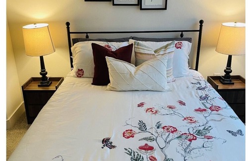 Legacy Park Apartment | Posh one bedroom apartment in the heart of legacy west.
