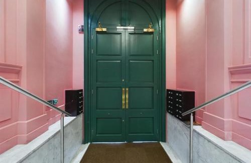 Chinatown Apartment | Posh Pretty Penthouse